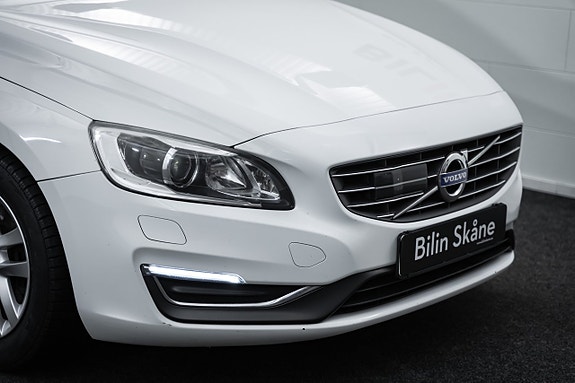 Volvo V60 2 of 5