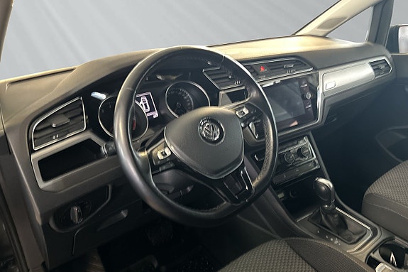 Volkswagen Touran 4 of 5