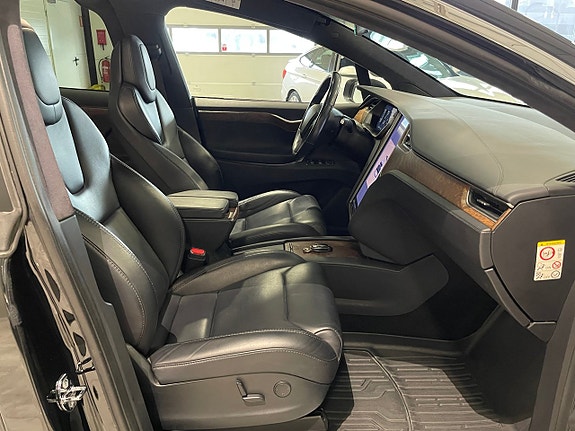 Tesla Model X 18 of 22