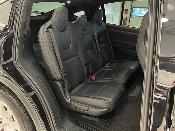 Tesla Model X 19 of 22