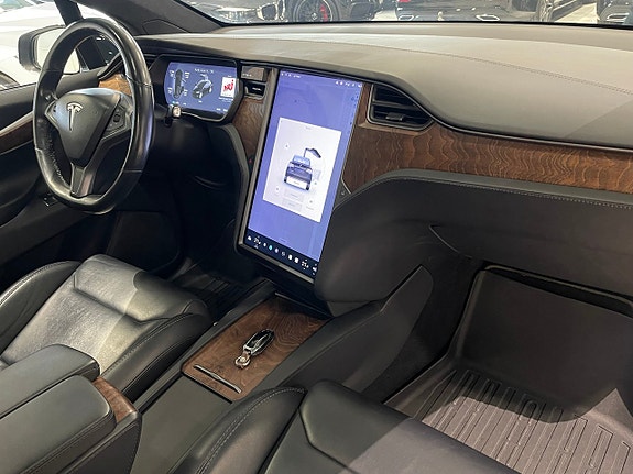 Tesla Model X 14 of 22
