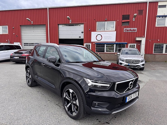 Volvo XC40 2 of 5