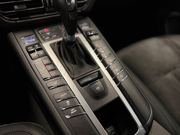 Porsche Macan 16 of 19
