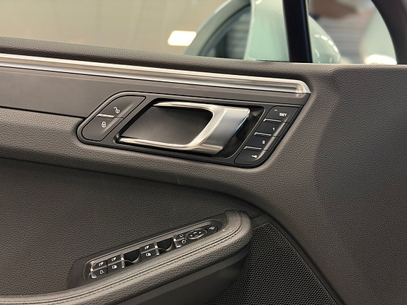 Porsche Macan 18 of 19