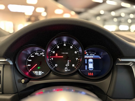 Porsche Macan 13 of 19