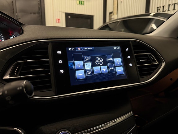 Peugeot 308 SW 18 of 22