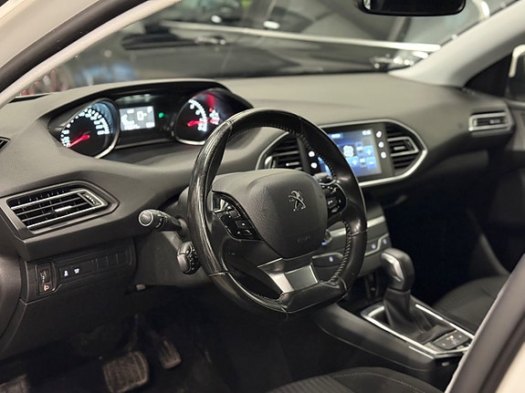 Peugeot 308 SW 17 of 22