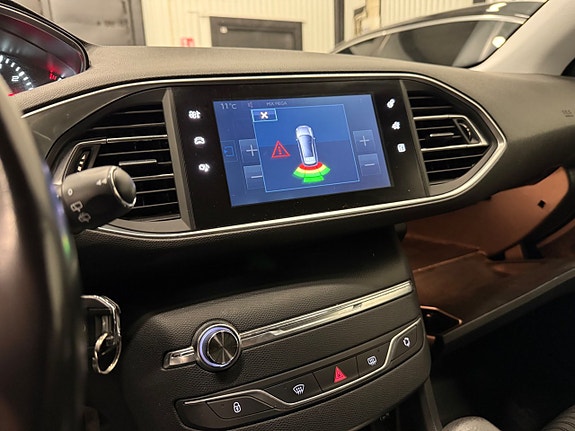 Peugeot 308 SW 19 of 22