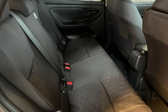 Toyota Yaris 8 of 24
