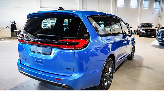 Chrysler Pacifica 3 of 30