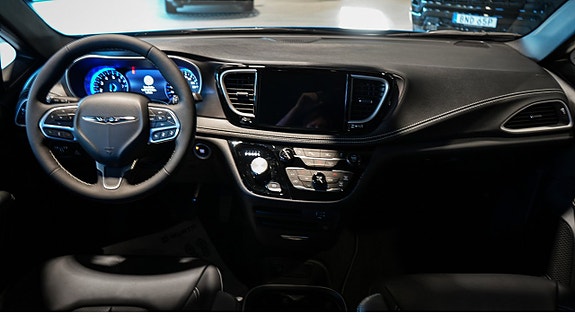 Chrysler Pacifica 14 of 30