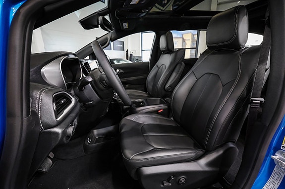 Chrysler Pacifica 16 of 30
