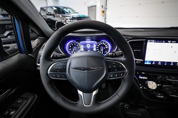 Chrysler Pacifica 15 of 30