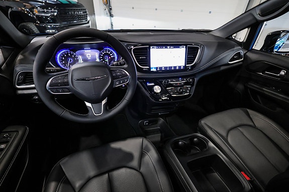 Chrysler Pacifica 18 of 30