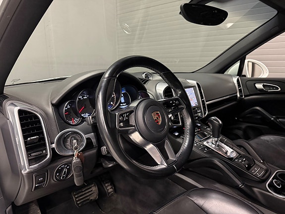 Porsche Cayenne 12 of 24