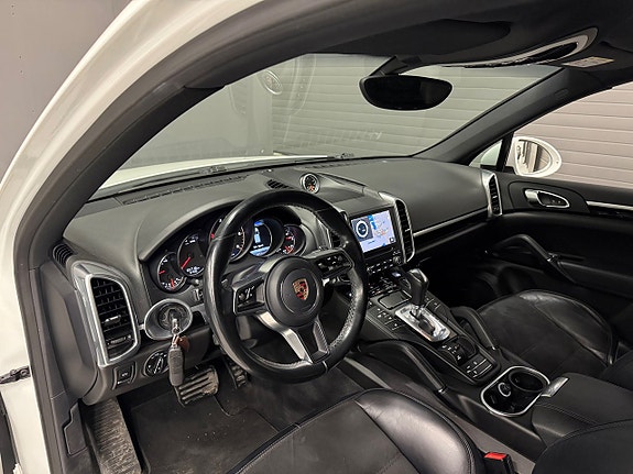 Porsche Cayenne 11 of 24