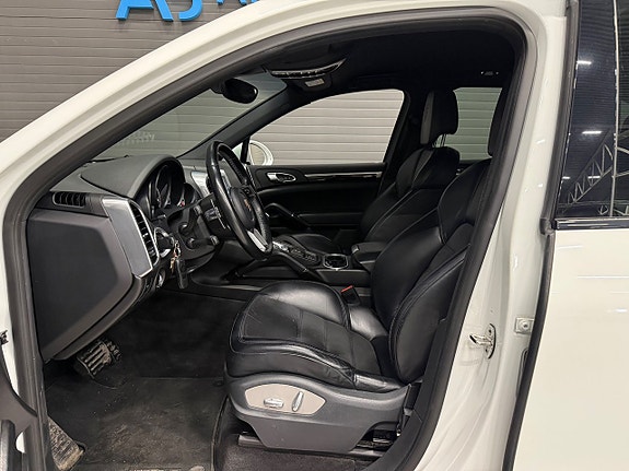 Porsche Cayenne 10 of 24