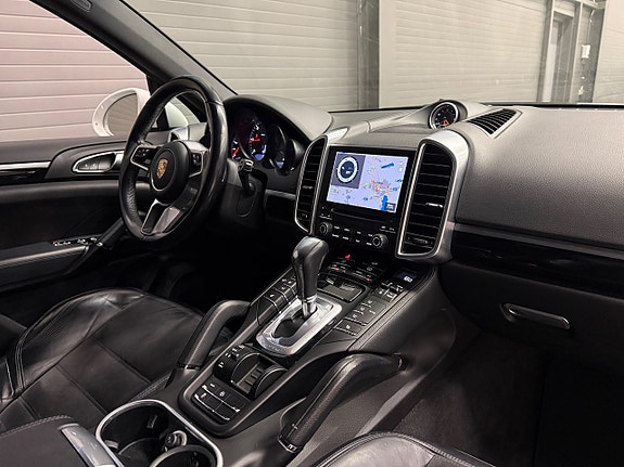 Porsche Cayenne 17 of 24