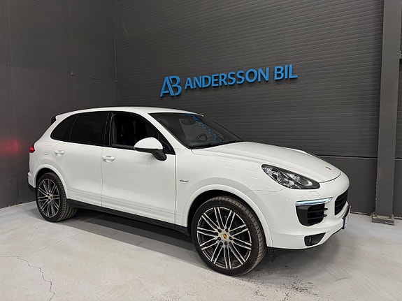 Porsche Cayenne 4 of 5