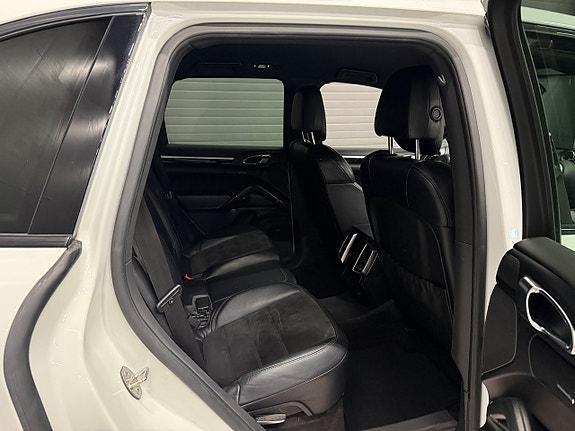 Porsche Cayenne 14 of 24