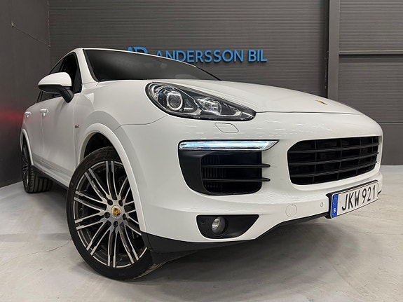 Porsche Cayenne 3 of 5
