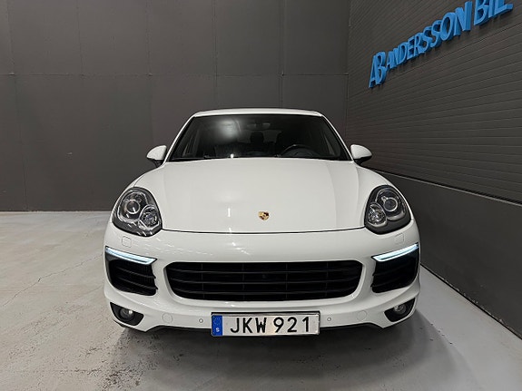 Porsche Cayenne 9 of 24