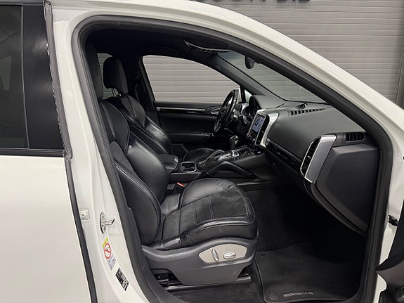 Porsche Cayenne 15 of 24