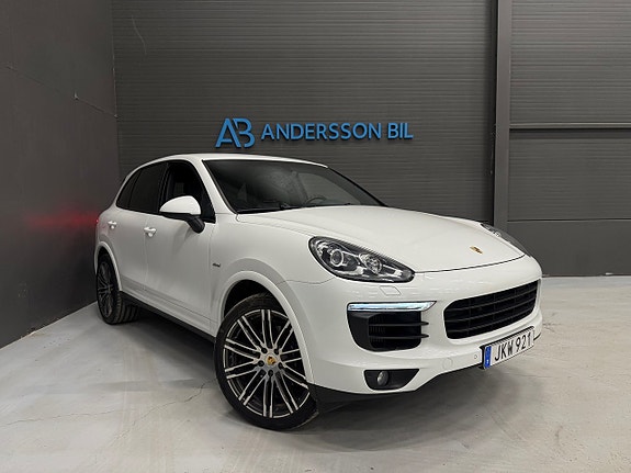 Porsche Cayenne 2 of 5