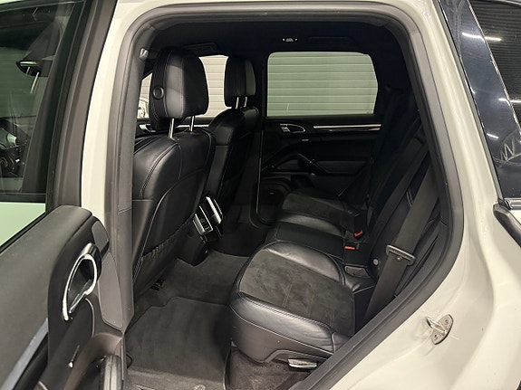 Porsche Cayenne 13 of 24