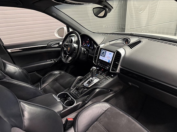 Porsche Cayenne 16 of 24