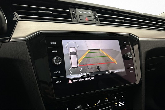 Volkswagen Passat Alltrack 14 of 26