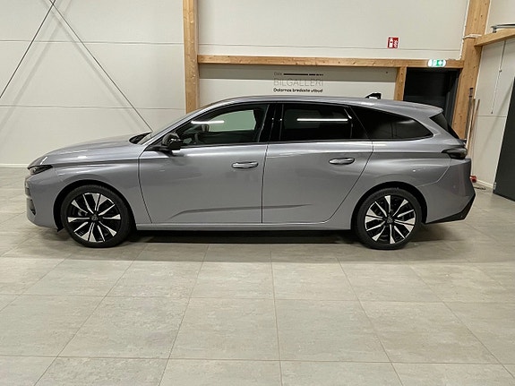 Peugeot 308 SW 2 of 5