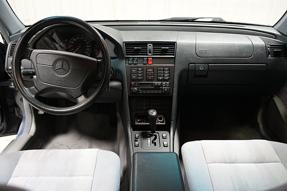 Mercedes-Benz C220 8 of 16