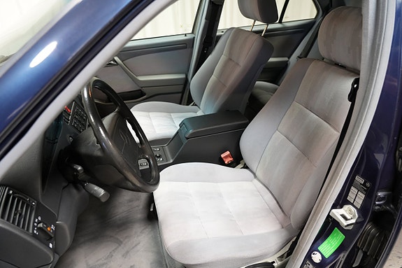 Mercedes-Benz C220 10 of 16