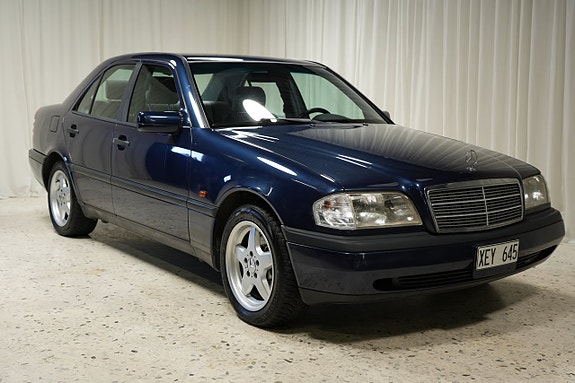 Mercedes-Benz C220 2 of 5