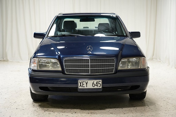 Mercedes-Benz C220 3 of 5