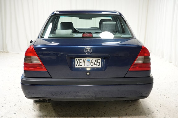 Mercedes-Benz C220 4 of 5