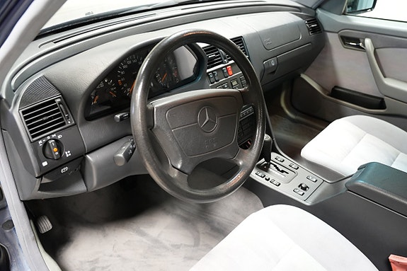 Mercedes-Benz C220 6 of 16
