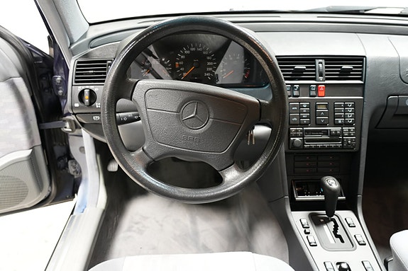 Mercedes-Benz C220 7 of 16