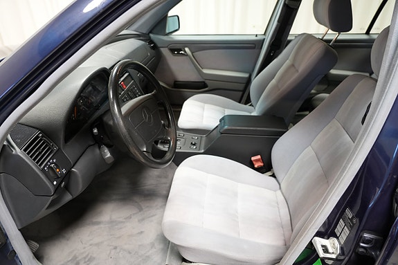 Mercedes-Benz C220 9 of 16