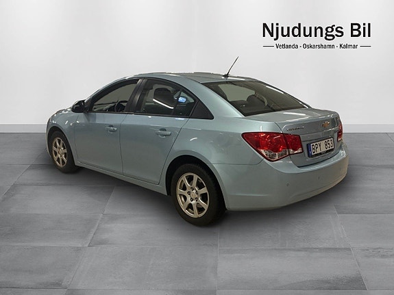 Chevrolet Cruze 2 of 5
