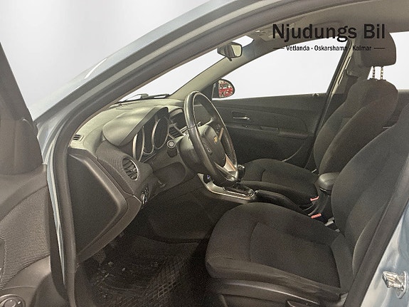 Chevrolet Cruze 8 of 12