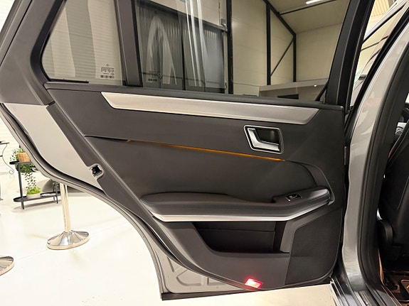 Mercedes-Benz E200 19 of 23