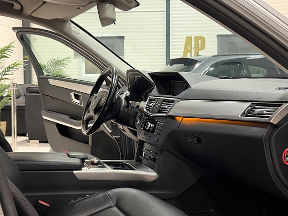 Mercedes-Benz E200 17 of 23