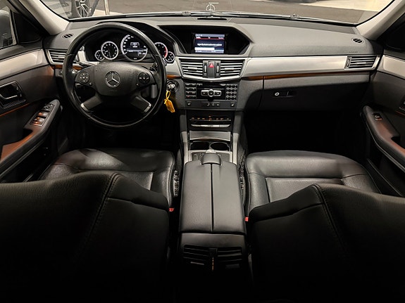 Mercedes-Benz E200 21 of 23