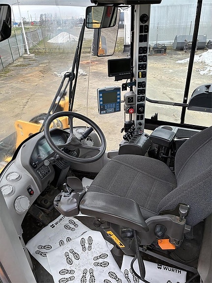 Volvo L120F 9 of 17