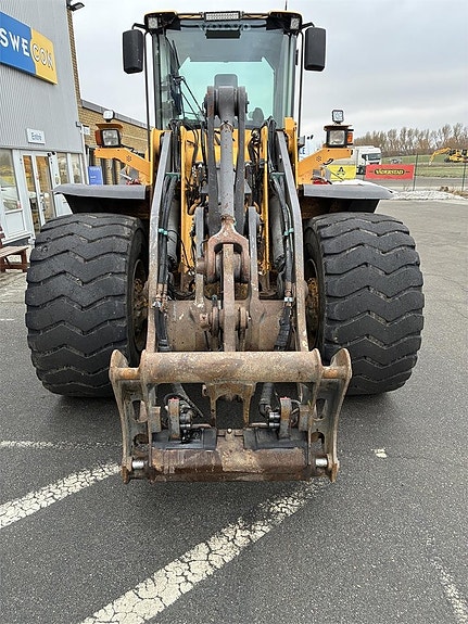 Volvo L120F 3 of 17
