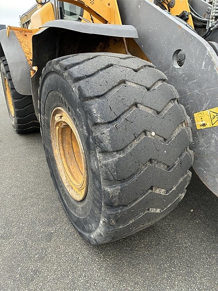 Volvo L120F 12 of 17
