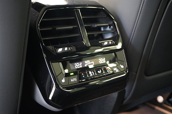 BMW iX 14 of 21