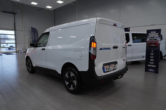 Ford Transit Courier 5 of 5